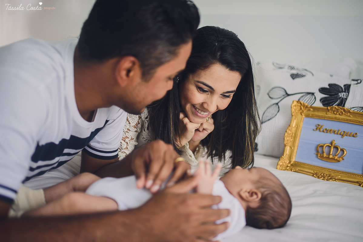 newborn, ensaio de família em casa, fotos lindas, fazendo fotos em casa, bebê recém nascido, fotos de bebê recém nascido, tássila foto, fotografia de família, o bebê chegou, registrando o crescimento do