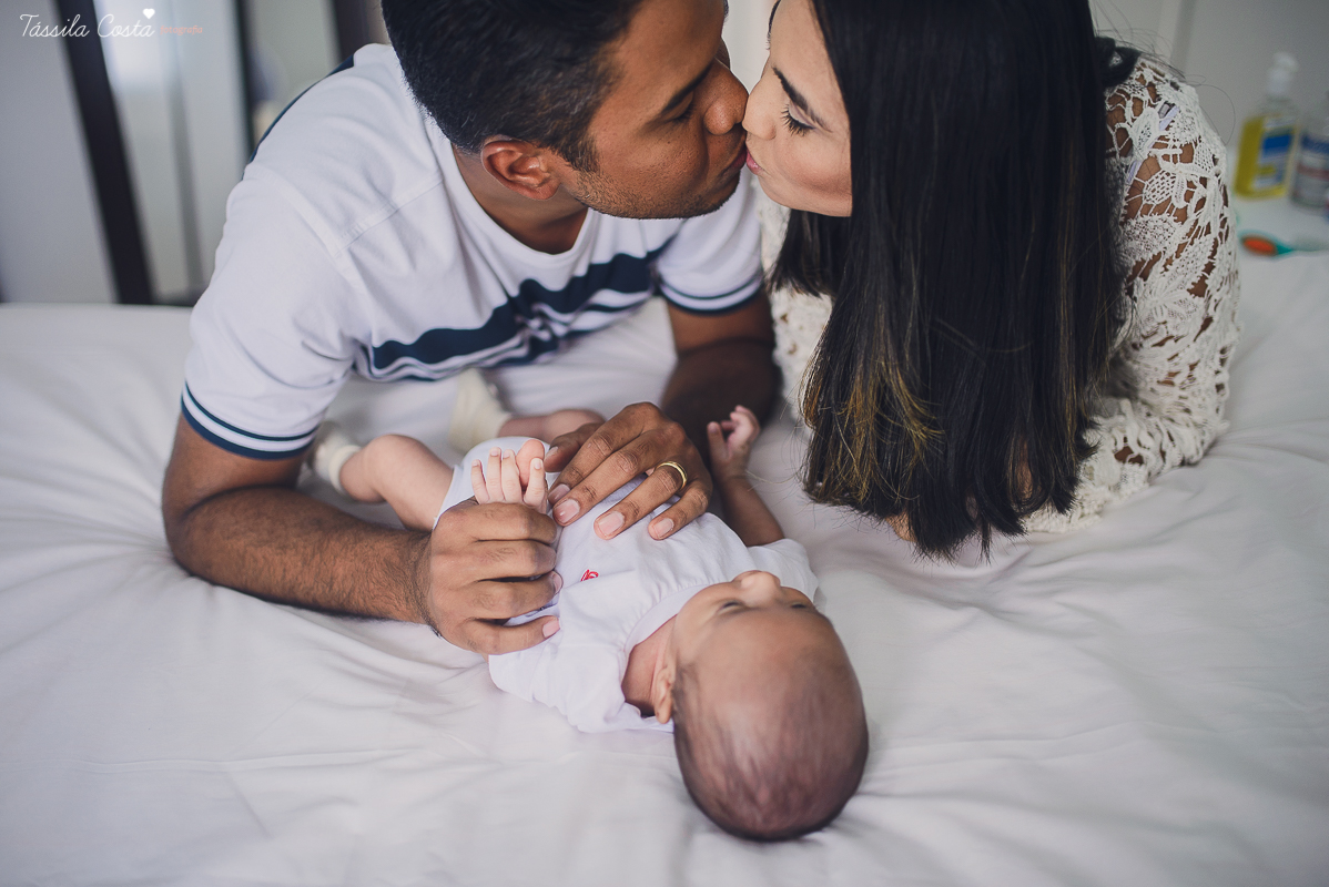 newborn, ensaio de família em casa, fotos lindas, fazendo fotos em casa, bebê recém nascido, fotos de bebê recém nascido, tássila foto, fotografia de família, o bebê chegou, registrando o crescimento do