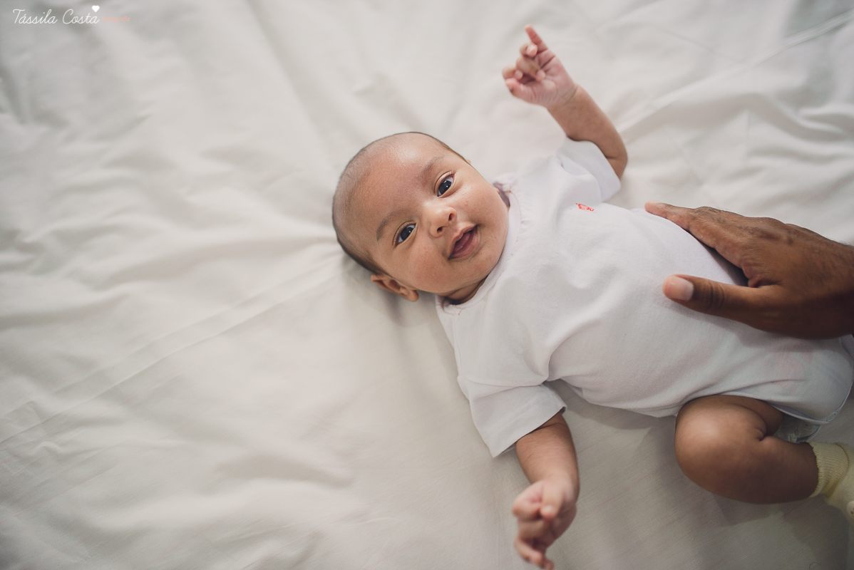 newborn, ensaio de família em casa, fotos lindas, fazendo fotos em casa, bebê recém nascido, fotos de bebê recém nascido, tássila foto, fotografia de família, o bebê chegou, registrando o crescimento do