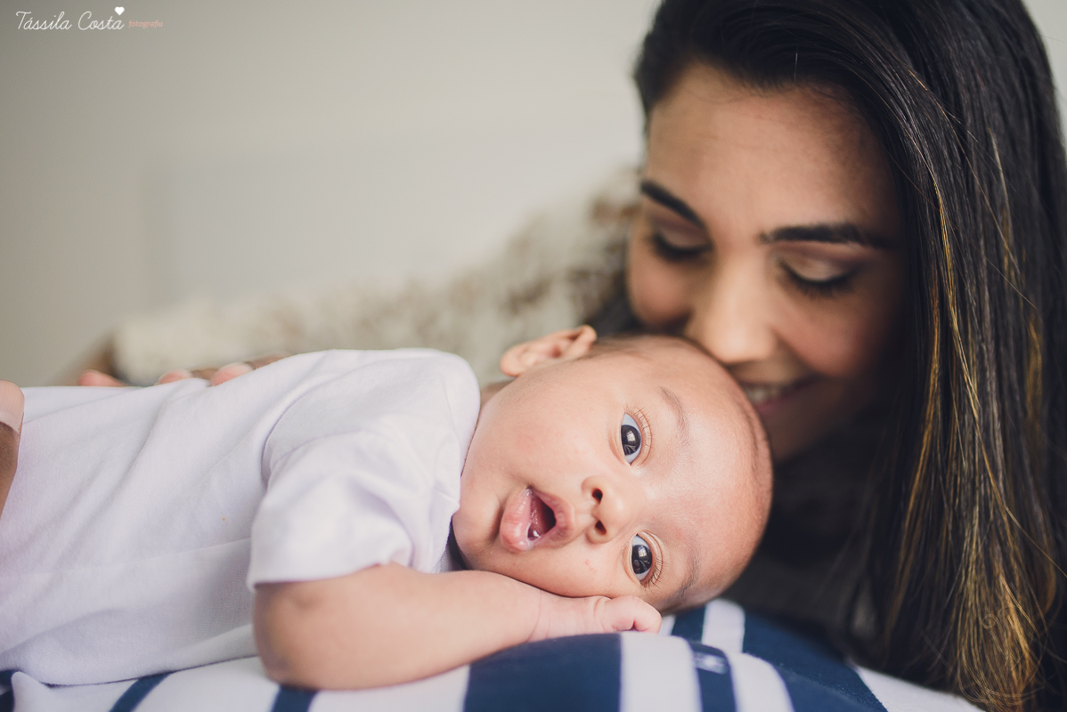 newborn, ensaio de família em casa, fotos lindas, fazendo fotos em casa, bebê recém nascido, fotos de bebê recém nascido, tássila foto, fotografia de família, o bebê chegou, registrando o crescimento do