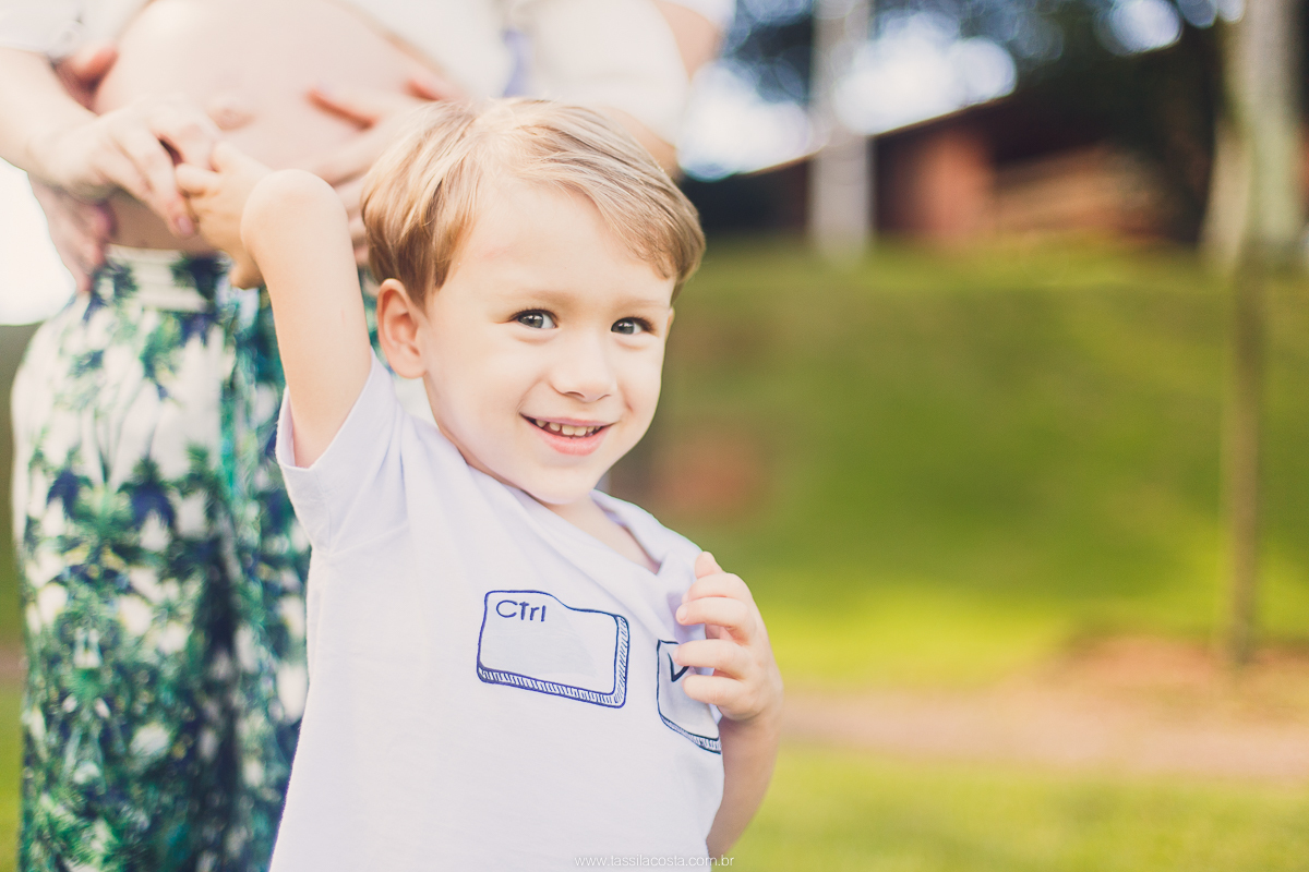 fotos de grávida na Ilha do Frade, casal com filho sendo fotografado, irmão mais velho, mãe de dois meninos, looks para ensaio de gestante, fotografia de família na Ilha do Frade, Vitória ES, fotógrafa de grávida em vitória ES, fotos de grávida na praia