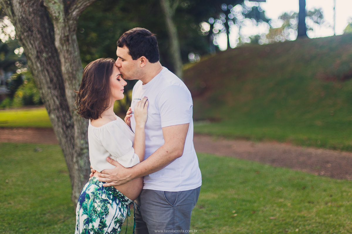 fotos de grávida na Ilha do Frade, casal com filho sendo fotografado, irmão mais velho, mãe de dois meninos, looks para ensaio de gestante, fotografia de família na Ilha do Frade, Vitória ES, fotógrafa de grávida em vitória ES, fotos de grávida na praia