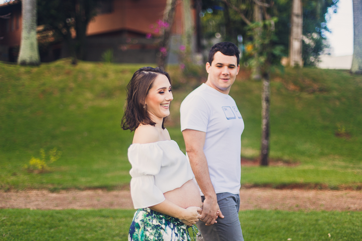 fotos de grávida na Ilha do Frade, casal com filho sendo fotografado, irmão mais velho, mãe de dois meninos, looks para ensaio de gestante, fotografia de família na Ilha do Frade, Vitória ES, fotógrafa de grávida em vitória ES, fotos de grávida na praia