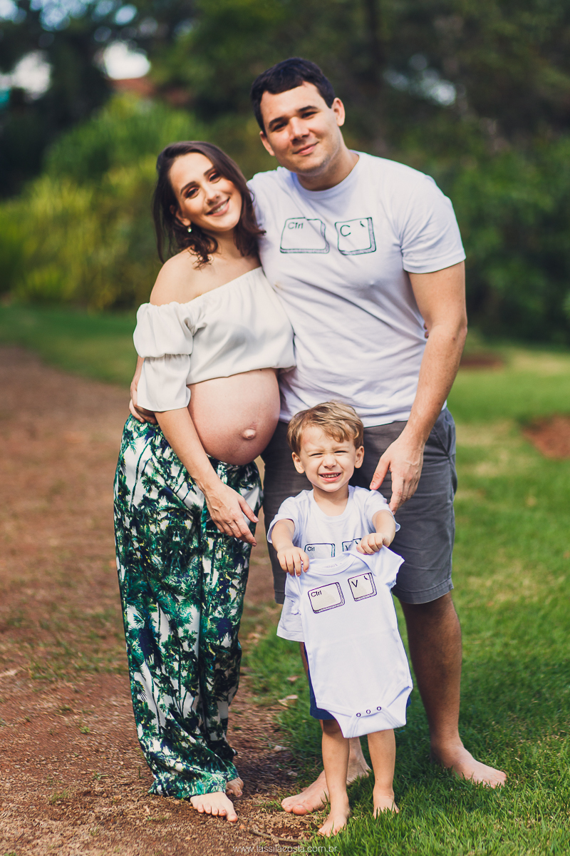 fotos de grávida na Ilha do Frade, casal com filho sendo fotografado, irmão mais velho, mãe de dois meninos, looks para ensaio de gestante, fotografia de família na Ilha do Frade, Vitória ES, fotógrafa de grávida em vitória ES, fotos de grávida na praia