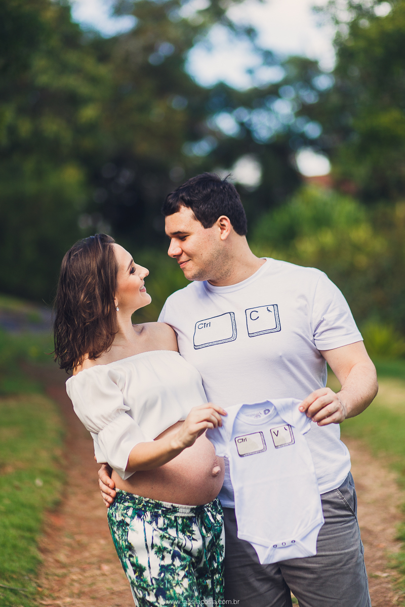 fotos de grávida na Ilha do Frade, casal com filho sendo fotografado, irmão mais velho, mãe de dois meninos, looks para ensaio de gestante, fotografia de família na Ilha do Frade, Vitória ES, fotógrafa de grávida em vitória ES, fotos de grávida na praia