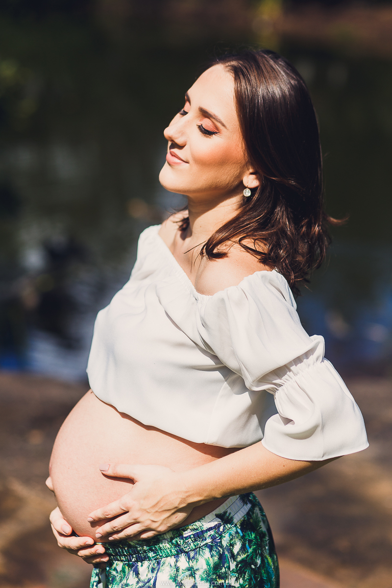 fotos de grávida na Ilha do Frade, casal com filho sendo fotografado, irmão mais velho, mãe de dois meninos, looks para ensaio de gestante, fotografia de família na Ilha do Frade, Vitória ES, fotógrafa de grávida em vitória ES, fotos de grávida na praia
