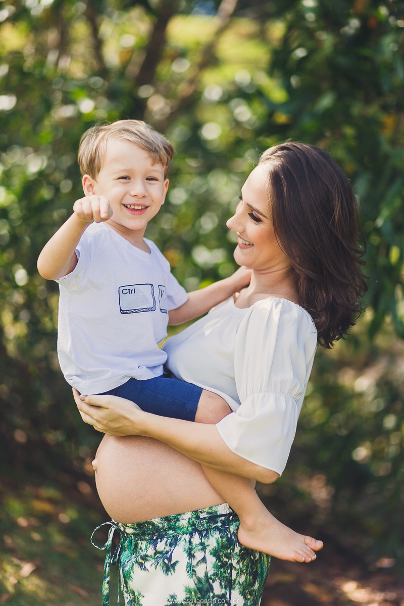 fotos de grávida na Ilha do Frade, casal com filho sendo fotografado, irmão mais velho, mãe de dois meninos, looks para ensaio de gestante, fotografia de família na Ilha do Frade, Vitória ES, fotógrafa de grávida em vitória ES, fotos de grávida na praia