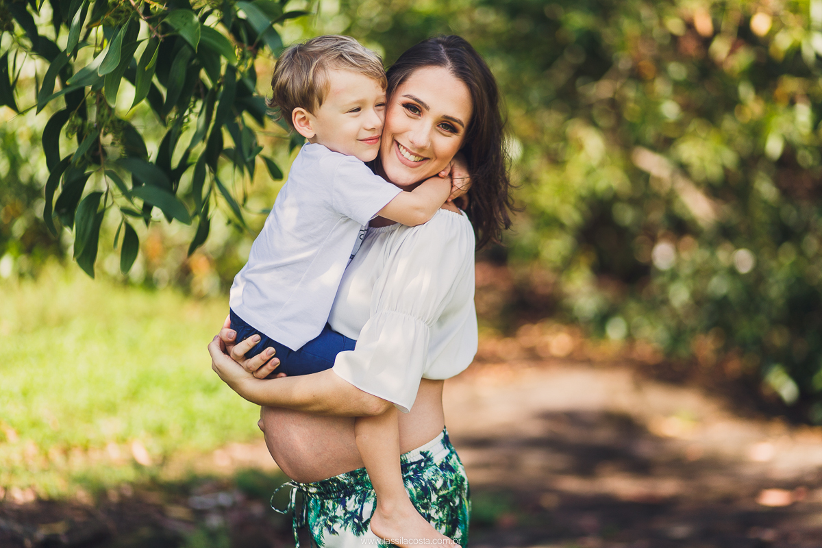 fotos de grávida na Ilha do Frade, casal com filho sendo fotografado, irmão mais velho, mãe de dois meninos, looks para ensaio de gestante, fotografia de família na Ilha do Frade, Vitória ES, fotógrafa de grávida em vitória ES, fotos de grávida na praia