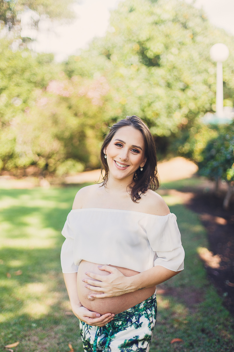 fotos de grávida na Ilha do Frade, casal com filho sendo fotografado, irmão mais velho, mãe de dois meninos, looks para ensaio de gestante, fotografia de família na Ilha do Frade, Vitória ES, fotógrafa de grávida em vitória ES, fotos de grávida na praia