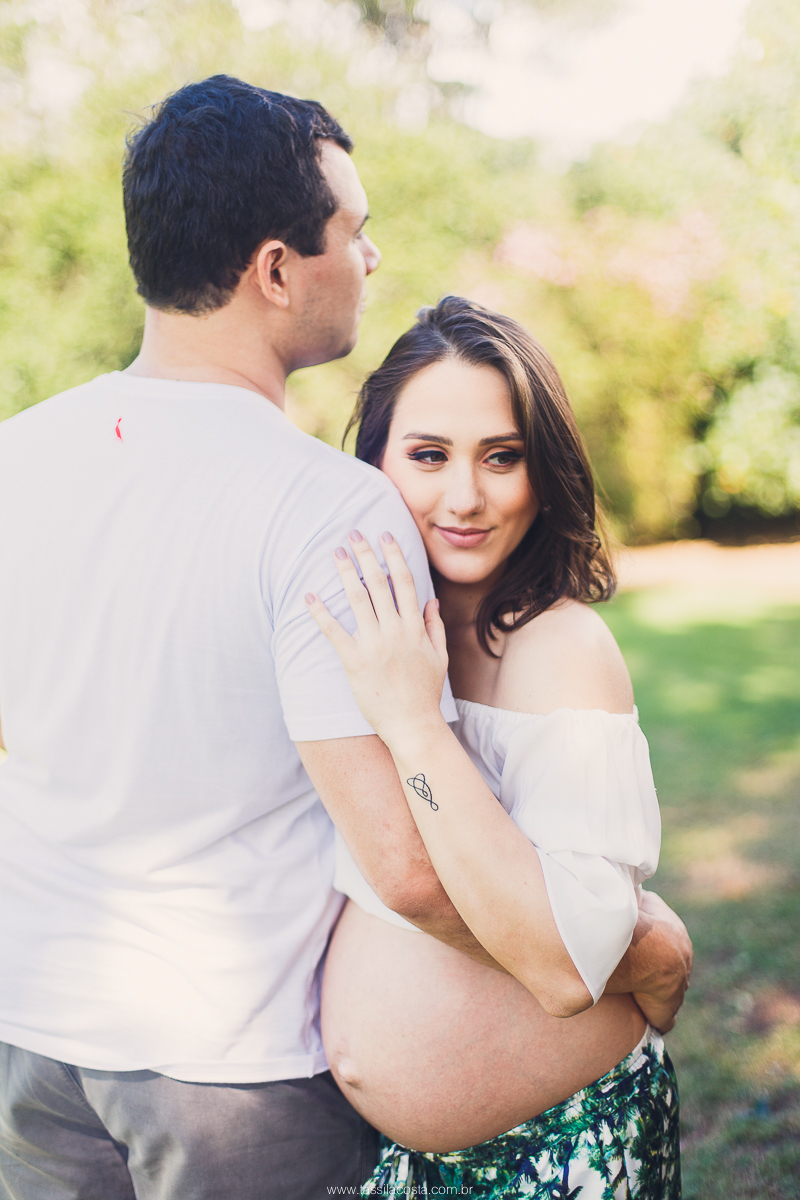 fotos de grávida na Ilha do Frade, casal com filho sendo fotografado, irmão mais velho, mãe de dois meninos, looks para ensaio de gestante, fotografia de família na Ilha do Frade, Vitória ES, fotógrafa de grávida em vitória ES, fotos de grávida na praia