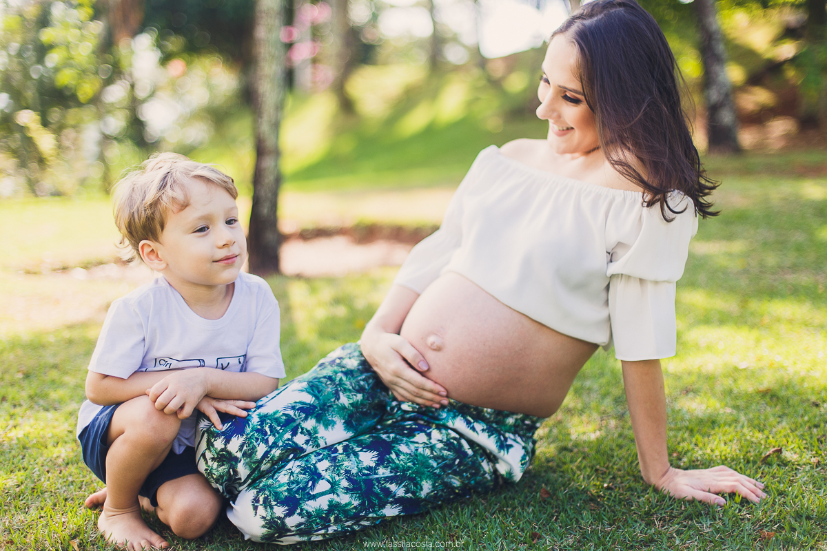 fotos de grávida na Ilha do Frade, casal com filho sendo fotografado, irmão mais velho, mãe de dois meninos, looks para ensaio de gestante, fotografia de família na Ilha do Frade, Vitória ES, fotógrafa de grávida em vitória ES, fotos de grávida na praia