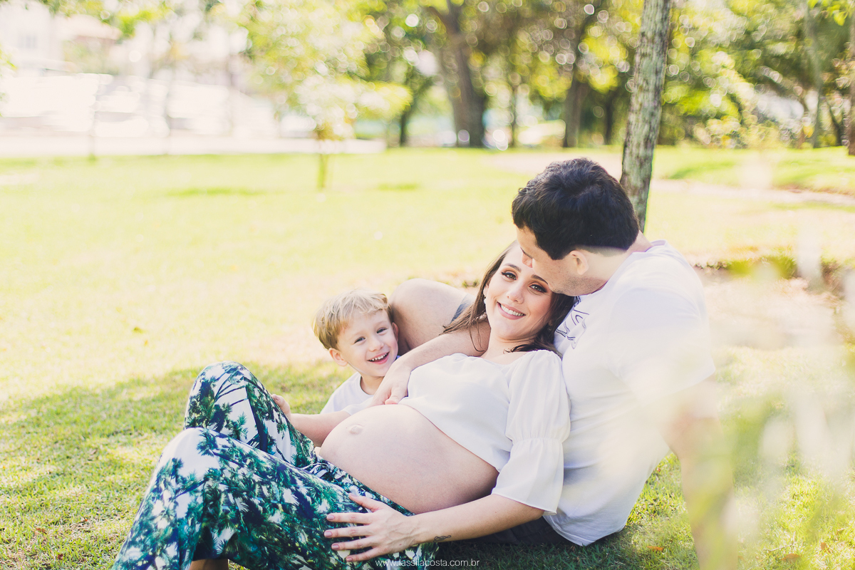 fotos de grávida na Ilha do Frade, casal com filho sendo fotografado, irmão mais velho, mãe de dois meninos, looks para ensaio de gestante, fotografia de família na Ilha do Frade, Vitória ES, fotógrafa de grávida em vitória ES, fotos de grávida na praia
