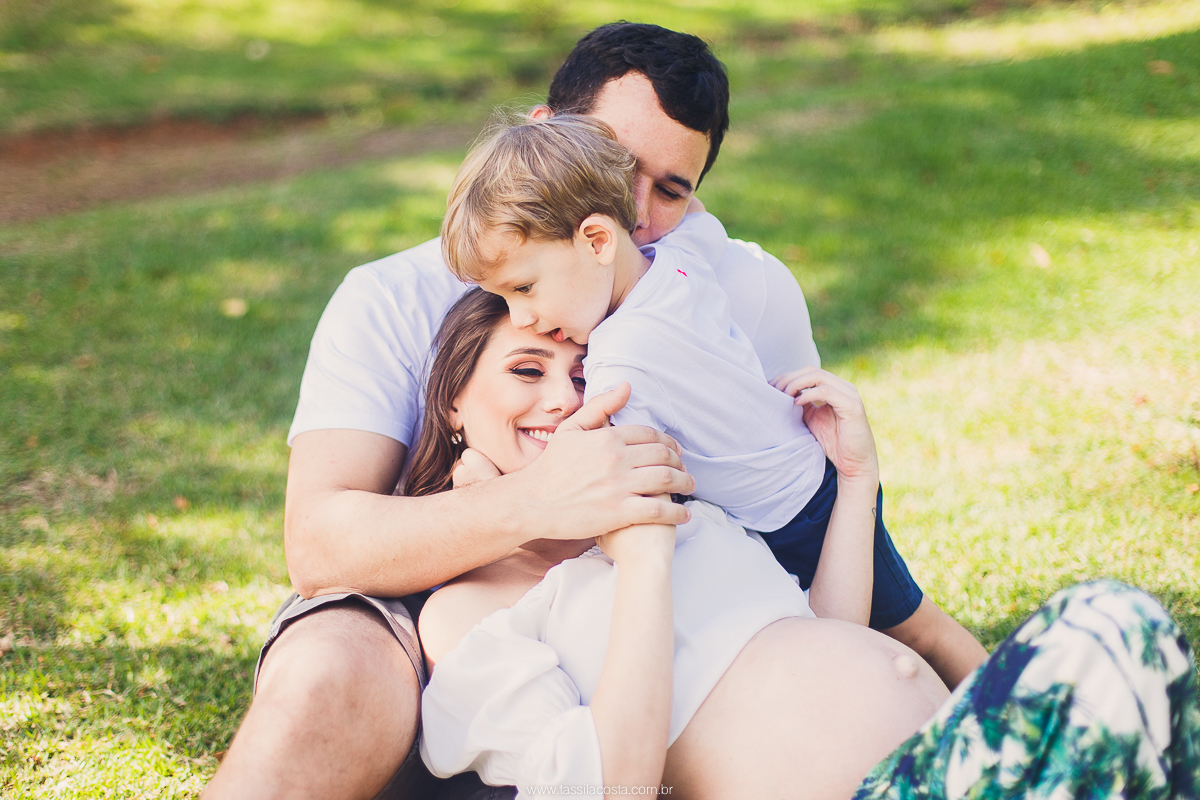 fotos de grávida na Ilha do Frade, casal com filho sendo fotografado, irmão mais velho, mãe de dois meninos, looks para ensaio de gestante, fotografia de família na Ilha do Frade, Vitória ES, fotógrafa de grávida em vitória ES, fotos de grávida na praia
