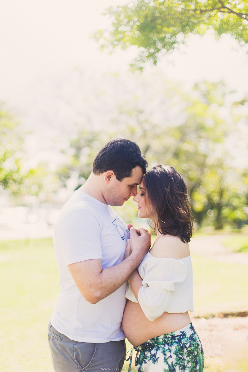 fotos de grávida na Ilha do Frade, casal com filho sendo fotografado, irmão mais velho, mãe de dois meninos, looks para ensaio de gestante, fotografia de família na Ilha do Frade, Vitória ES, fotógrafa de grávida em vitória ES, fotos de grávida na praia