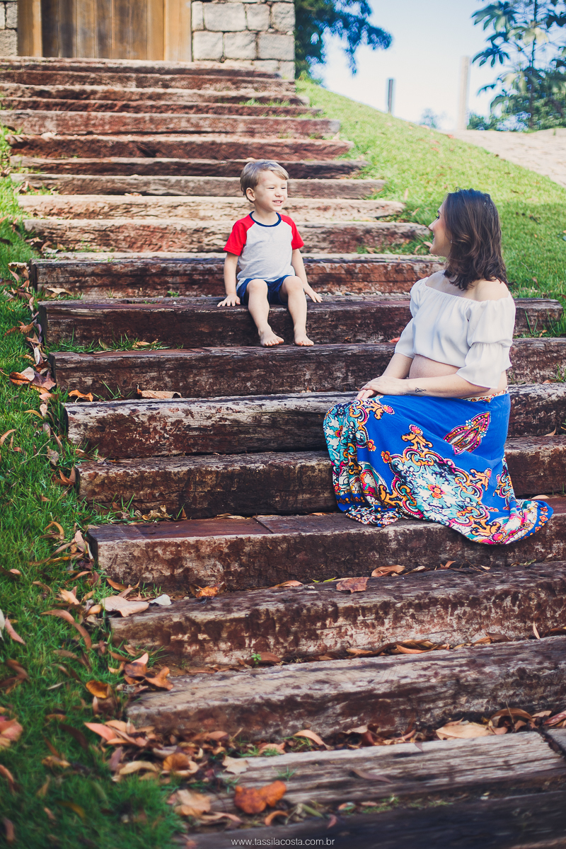 fotos de grávida na Ilha do Frade, casal com filho sendo fotografado, irmão mais velho, mãe de dois meninos, looks para ensaio de gestante, fotografia de família na Ilha do Frade, Vitória ES, fotógrafa de grávida em vitória ES, fotos de grávida nafotos de