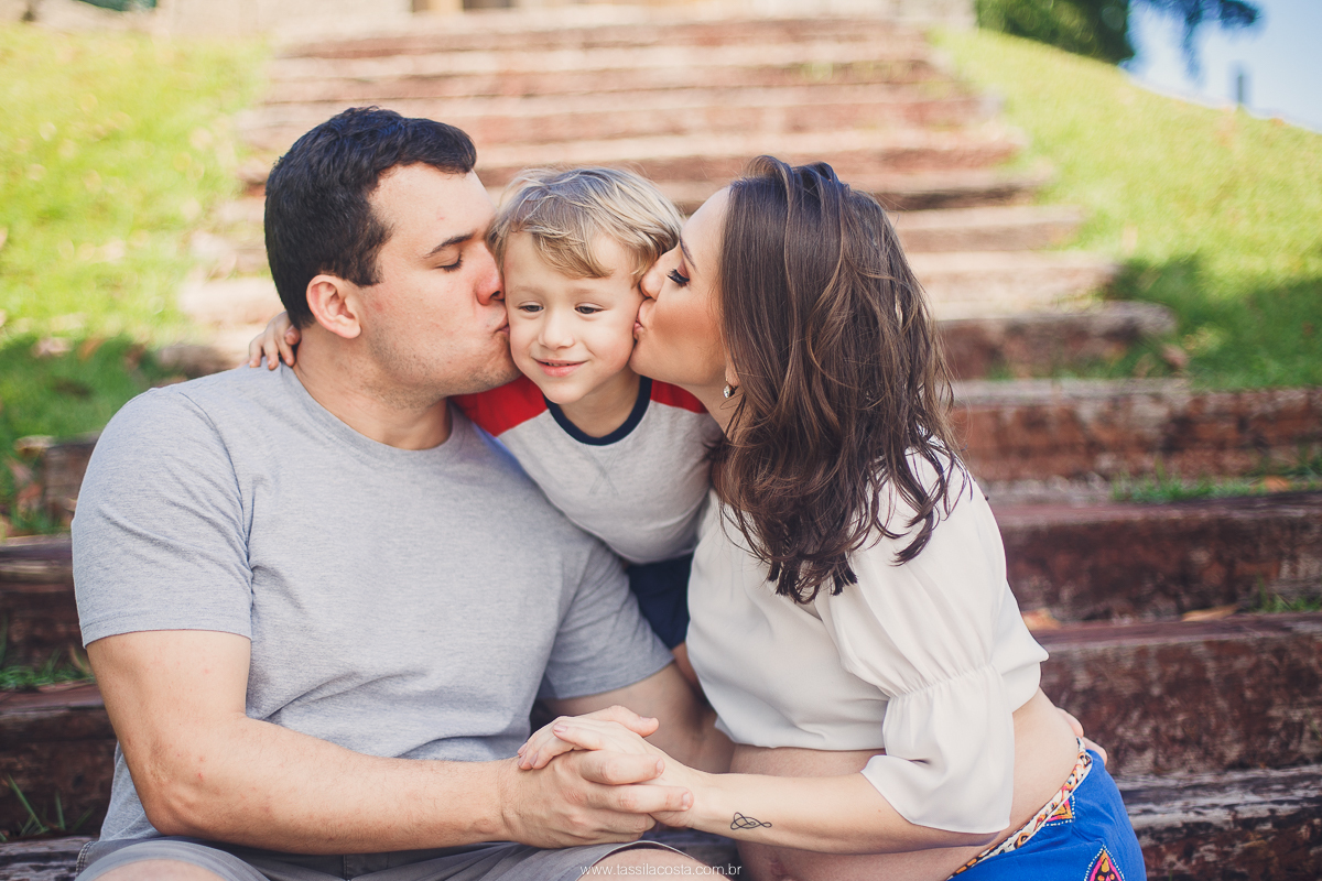 fotos de grávida na Ilha do Frade, casal com filho sendo fotografado, irmão mais velho, mãe de dois meninos, looks para ensaio de gestante, fotografia de família na Ilha do Frade, Vitória ES, fotógrafa de grávida em vitória ES, fotos de grávida na praia