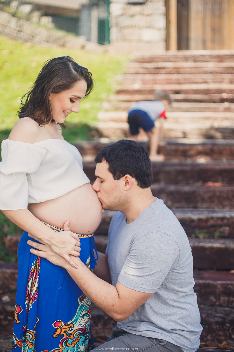 fotos de grávida na Ilha do Frade, casal com filho sendo fotografado, irmão mais velho, mãe de dois meninos, looks para ensaio de gestante, fotografia de família na Ilha do Frade, Vitória ES, fotógrafa de grávida em vitória ES, fotos de grávida na praia