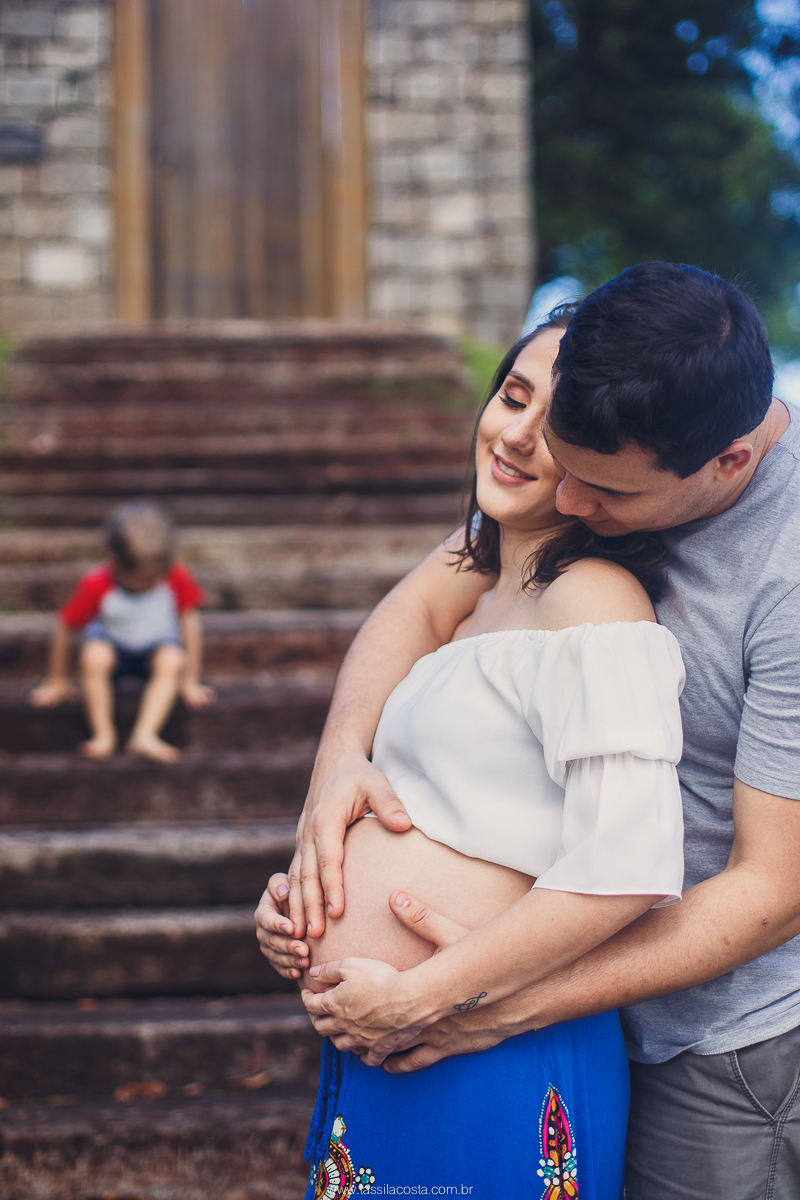 fotos de grávida na Ilha do Frade, casal com filho sendo fotografado, irmão mais velho, mãe de dois meninos, looks para ensaio de gestante, fotografia de família na Ilha do Frade, Vitória ES, fotógrafa de grávida em vitória ES, fotos de grávida na praia