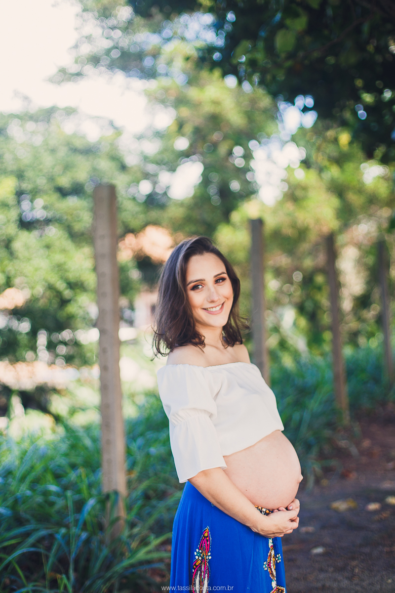 fotos de grávida na Ilha do Frade, casal com filho sendo fotografado, irmão mais velho, mãe de dois meninos, looks para ensaio de gestante, fotografia de família na Ilha do Frade, Vitória ES, fotógrafa de grávida em vitória ES, fotos de grávida na praia