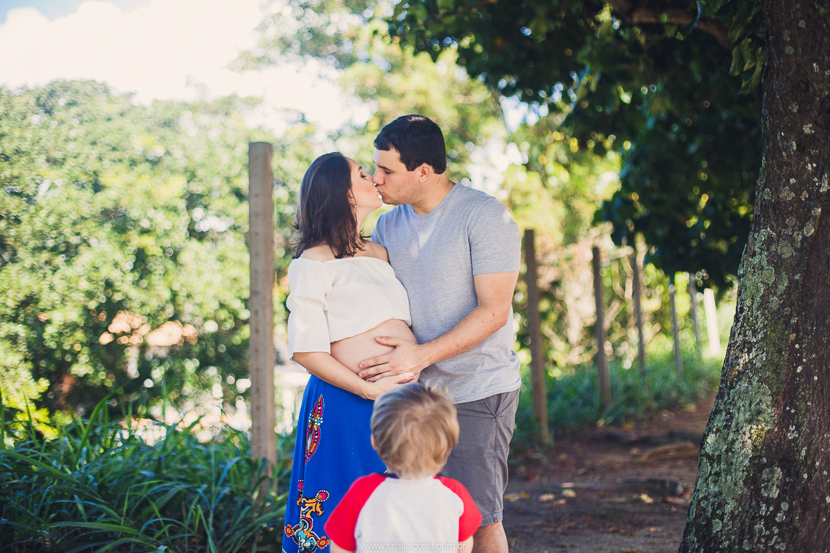 fotos de grávida na Ilha do Frade, casal com filho sendo fotografado, irmão mais velho, mãe de dois meninos, looks para ensaio de gestante, fotografia de família na Ilha do Frade, Vitória ES, fotógrafa de grávida em vitória ES, fotos de grávida na praia