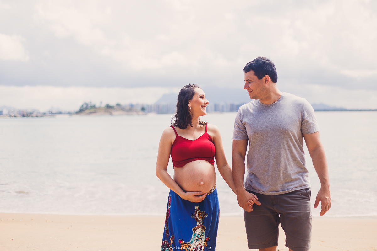 fotos de grávida na Ilha do Frade, casal com filho sendo fotografado, irmão mais velho, mãe de dois meninos, looks para ensaio de gestante, fotografia de família na Ilha do Frade, Vitória ES, fotógrafa de grávida em vitória ES, fotos de grávida na praia
