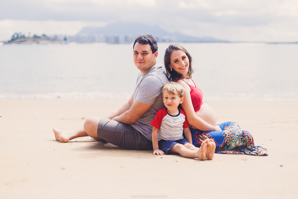 fotos de grávida na Ilha do Frade, casal com filho sendo fotografado, irmão mais velho, mãe de dois meninos, looks para ensaio de gestante, fotografia de família na Ilha do Frade, Vitória ES, fotógrafa de grávida em vitória ES, fotos de grávida na praia