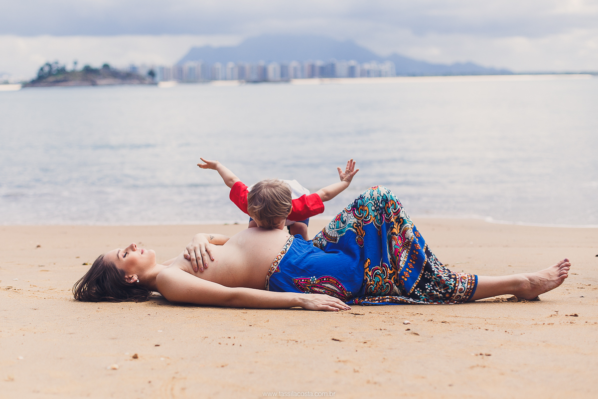 fotos de grávida na Ilha do Frade, casal com filho sendo fotografado, irmão mais velho, mãe de dois meninos, looks para ensaio de gestante, fotografia de família na Ilha do Frade, Vitória ES, fotógrafa de grávida em vitória ES, fotos de grávida na praia
