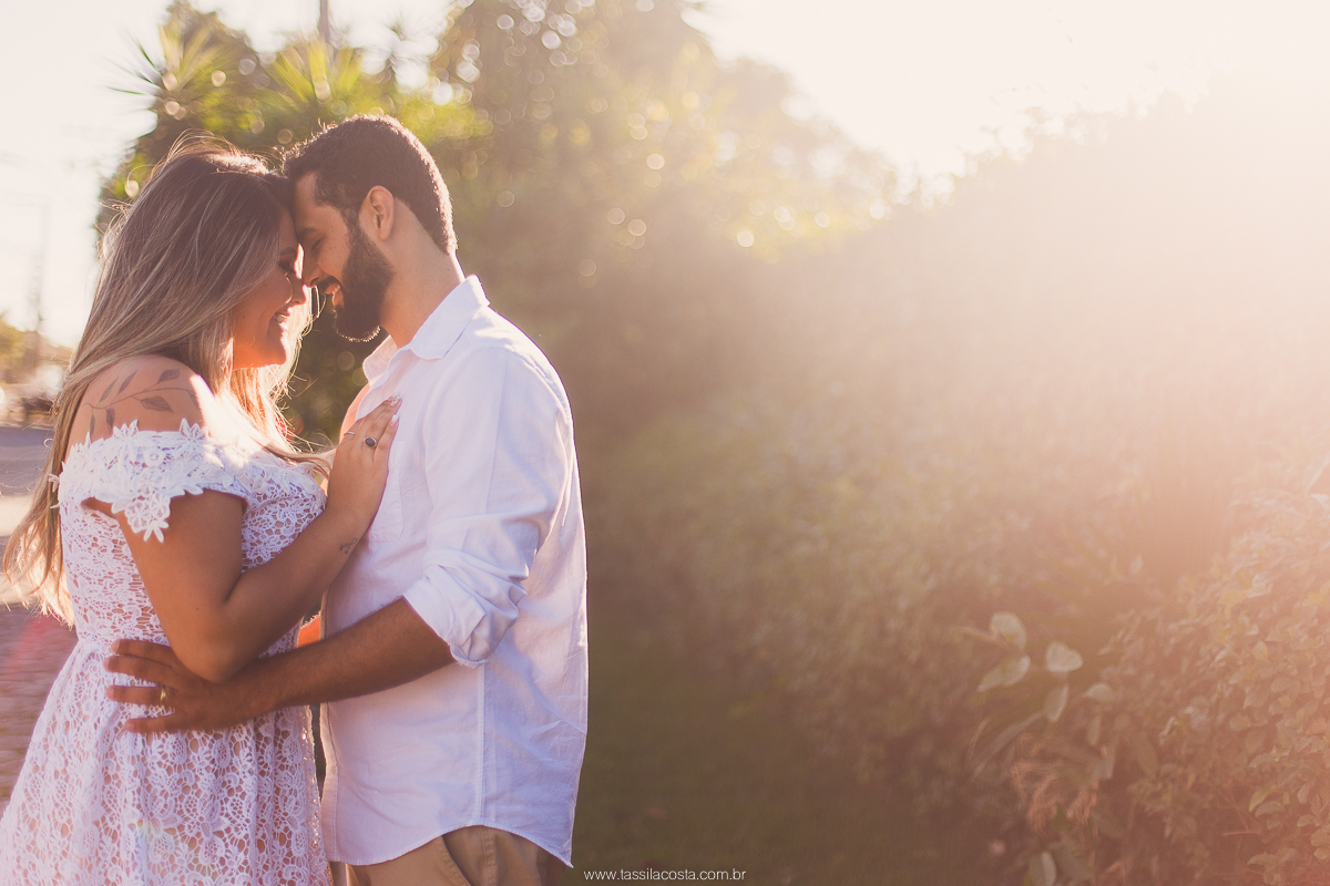 fotos de casal, feitas na Praia em Vitória ES, Tássila Costa fotografia, essession, ensaio externo de casal, o que vestir no ensaio fotográfico de pré casamento, fotos na praia, fotos de pré casamento no por do sol, ilha do frade ES