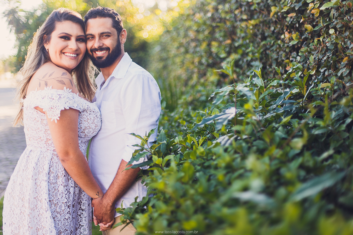fotos de casal, feitas na Praia em Vitória ES, Tássila Costa fotografia, essession, ensaio externo de casal, o que vestir no ensaio fotográfico de pré casamento, fotos na praia, fotos de pré casamento no por do sol, ilha do frade ES