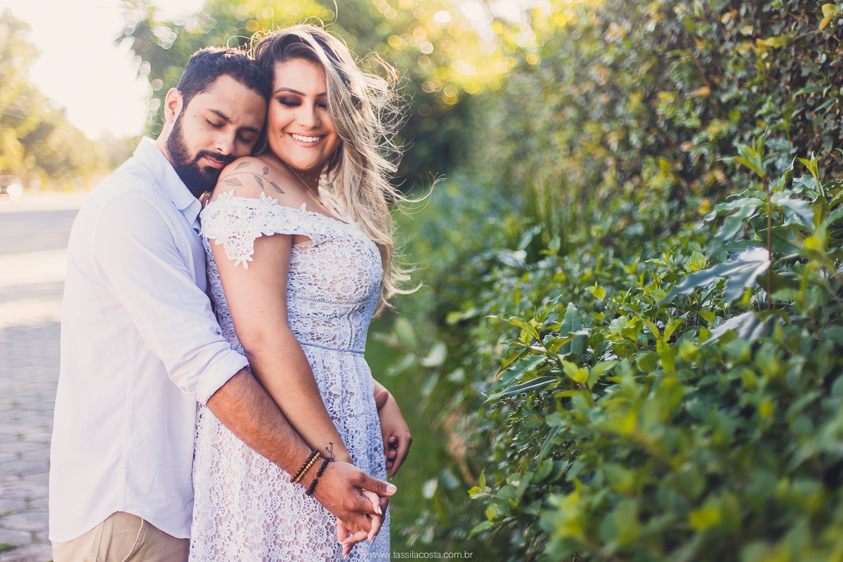 fotos de casal, feitas na Praia em Vitória ES, Tássila Costa fotografia, essession, ensaio externo de casal, o que vestir no ensaio fotográfico de pré casamento, fotos na praia, fotos de pré casamento no por do sol, ilha do frade ES