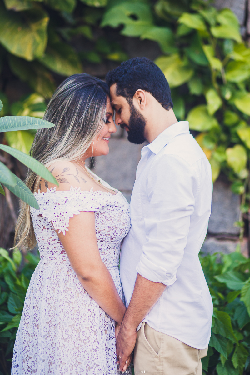 fotos de casal, feitas na Praia em Vitória ES, Tássila Costa fotografia, essession, ensaio externo de casal, o que vestir no ensaio fotográfico de pré casamento, fotos na praia, fotos de pré casamento no por do sol, ilha do frade ES
