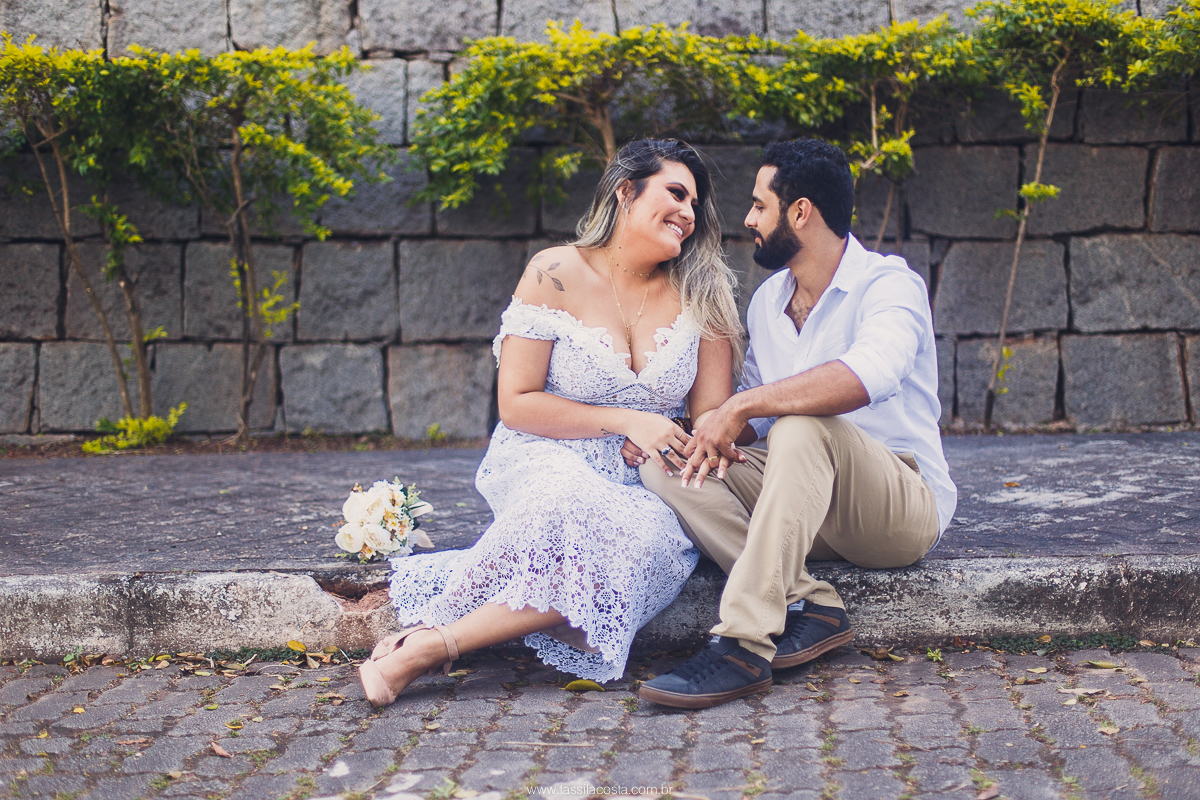 fotos de casal, feitas na Praia em Vitória ES, Tássila Costa fotografia, essession, ensaio externo de casal, o que vestir no ensaio fotográfico de pré casamento, fotos na praia, fotos de pré casamento no por do sol, ilha do frade ES