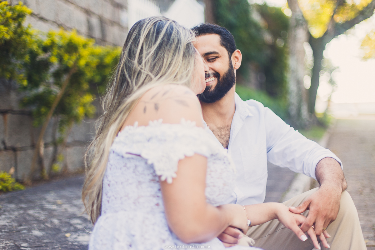 fotos de casal, feitas na Praia em Vitória ES, Tássila Costa fotografia, essession, ensaio externo de casal, o que vestir no ensaio fotográfico de pré casamento, fotos na praia, fotos de pré casamento no por do sol, ilha do frade ES