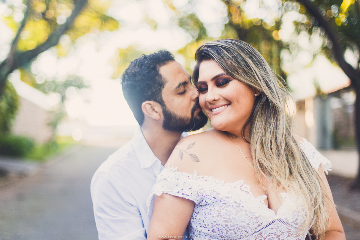 fotos de casal, feitas na Praia em Vitória ES, Tássila Costa fotografia, essession, ensaio externo de casal, o que vestir no ensaio fotográfico de pré casamento, fotos na praia, fotos de pré casamento no por do sol, ilha do frade ES
