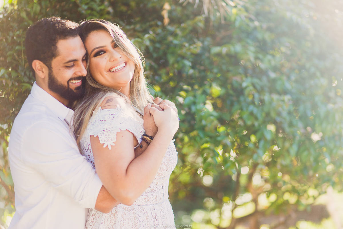 fotos de casal, feitas na Praia em Vitória ES, Tássila Costa fotografia, essession, ensaio externo de casal, o que vestir no ensaio fotográfico de pré casamento, fotos na praia, fotos de pré casamento no por do sol, ilha do frade ES