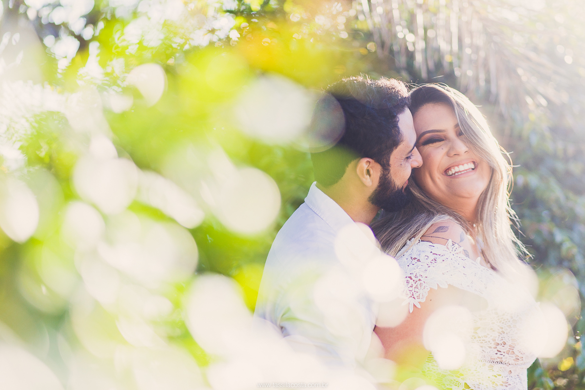 fotos de casal, feitas na Praia em Vitória ES, Tássila Costa fotografia, essession, ensaio externo de casal, o que vestir no ensaio fotográfico de pré casamento, fotos na praia, fotos de pré casamento no por do sol, ilha do frade ES