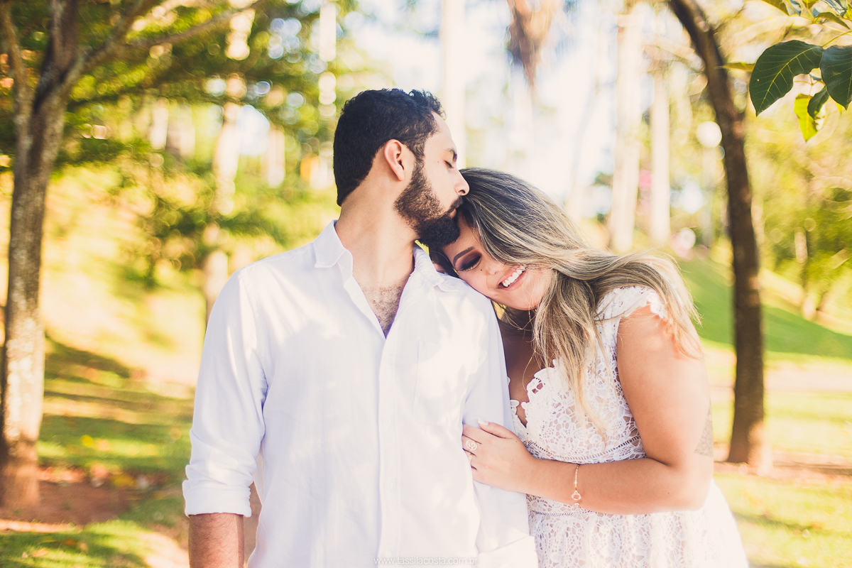 fotos de casal, feitas na Praia em Vitória ES, Tássila Costa fotografia, essession, ensaio externo de casal, o que vestir no ensaio fotográfico de pré casamento, fotos na praia, fotos de pré casamento no por do sol, ilha do frade ES