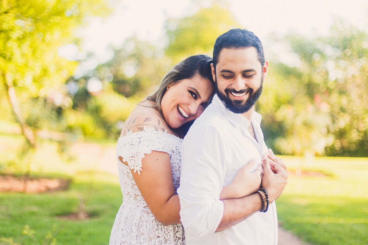 fotos de casal, feitas na Praia em Vitória ES, Tássila Costa fotografia, essession, ensaio externo de casal, o que vestir no ensaio fotográfico de pré casamento, fotos na praia, fotos de pré casamento no por do sol, ilha do frade ES