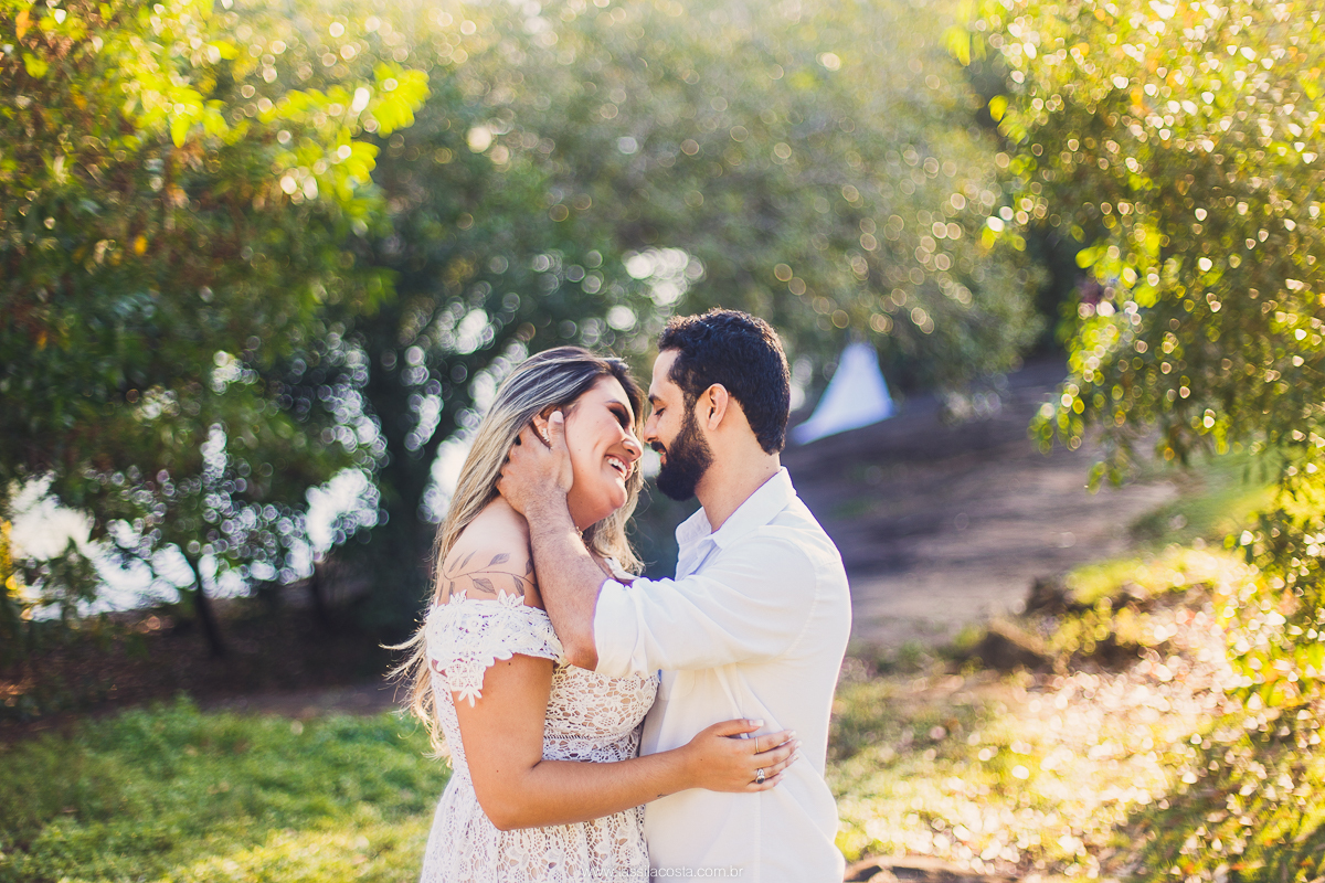 fotos de casal, feitas na Praia em Vitória ES, Tássila Costa fotografia, essession, ensaio externo de casal, o que vestir no ensaio fotográfico de pré casamento, fotos na praia, fotos de pré casamento no por do sol, ilha do frade ES