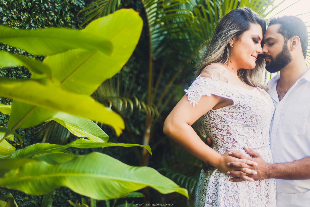 fotos de casal, feitas na Praia em Vitória ES, Tássila Costa fotografia, essession, ensaio externo de casal, o que vestir no ensaio fotográfico de pré casamento, fotos na praia, fotos de pré casamento no por do sol, ilha do frade ES