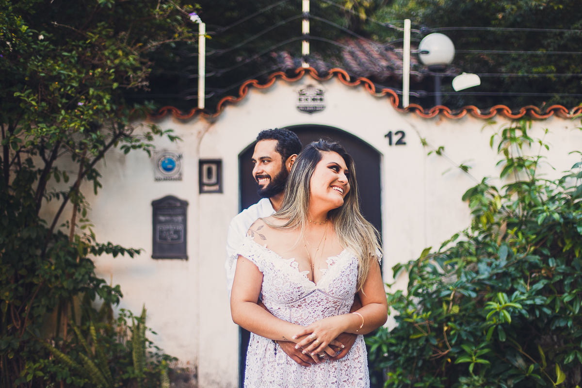 fotos de casal, feitas na Praia em Vitória ES, Tássila Costa fotografia, essession, ensaio externo de casal, o que vestir no ensaio fotográfico de pré casamento, fotos na praia, fotos de pré casamento no por do sol, ilha do frade ES