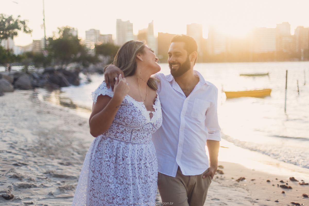fotos de casal, feitas na Praia em Vitória ES, Tássila Costa fotografia, essession, ensaio externo de casal, o que vestir no ensaio fotográfico de pré casamento, fotos na praia, fotos de pré casamento no por do sol, ilha do frade ES