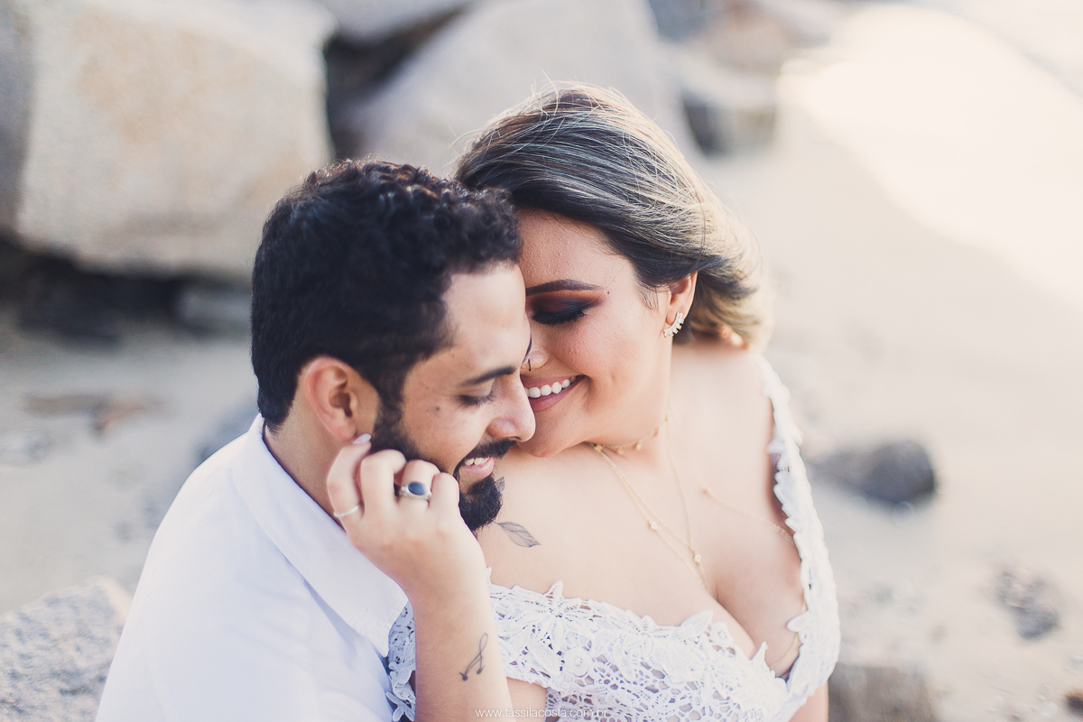 fotos de casal, feitas na Praia em Vitória ES, Tássila Costa fotografia, essession, ensaio externo de casal, o que vestir no ensaio fotográfico de pré casamento, fotos na praia, fotos de pré casamento no por do sol, ilha do frade ES
