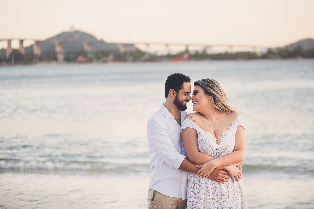 fotos de casal, feitas na Praia em Vitória ES, Tássila Costa fotografia, essession, ensaio externo de casal, o que vestir no ensaio fotográfico de pré casamento, fotos na praia, fotos de pré casamento no por do sol, ilha do frade ES