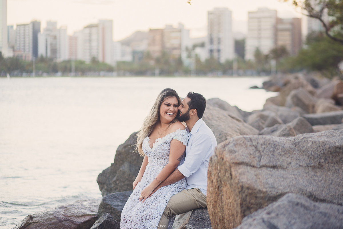 fotos de casal, feitas na Praia em Vitória ES, Tássila Costa fotografia, essession, ensaio externo de casal, o que vestir no ensaio fotográfico de pré casamento, fotos na praia, fotos de pré casamento no por do sol, ilha do frade ES