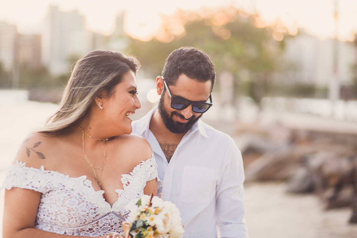 fotos de casal, feitas na Praia em Vitória ES, Tássila Costa fotografia, essession, ensaio externo de casal, o que vestir no ensaio fotográfico de pré casamento, fotos na praia, fotos de pré casamento no por do sol, ilha do frade ES