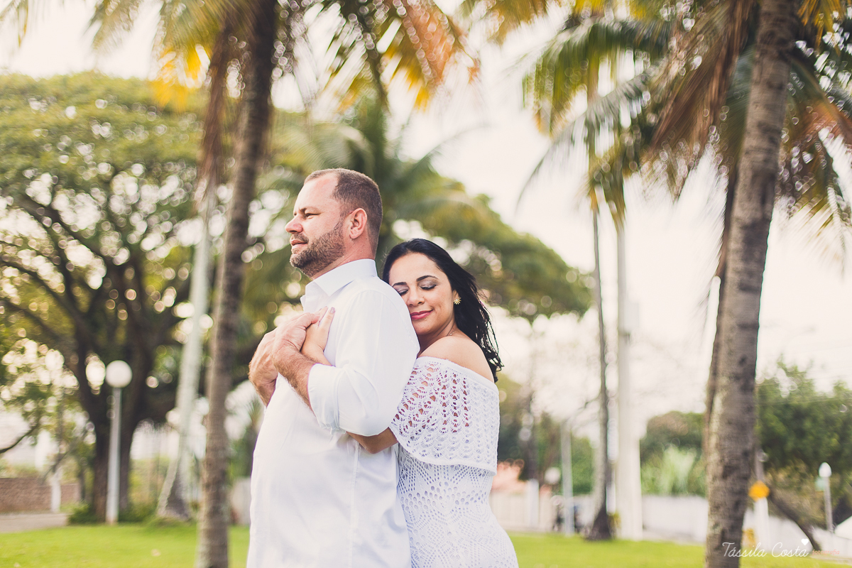 fotos feitas na Ilha do Frade, Vitória ES, Tássila Costa fotografia, removação de votos, ensaio de 20 anos de casamento, fotografia de casamento em vitória es, vix es, noivos lindos, poses para fotos de casal, o que vestir no ensaio fotográfico de casal