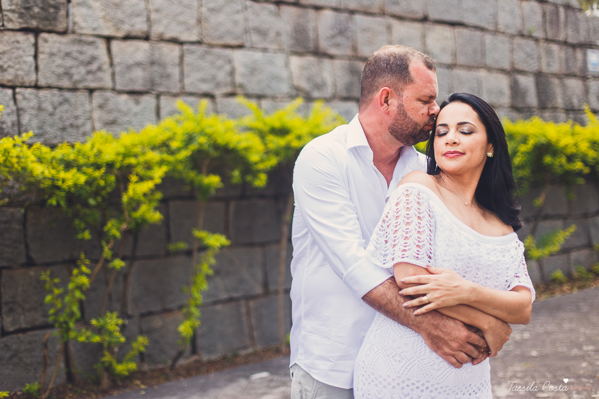 fotos feitas na Ilha do Frade, Vitória ES, Tássila Costa fotografia, removação de votos, ensaio de 20 anos de casamento, fotografia de casamento em vitória es, vix es, noivos lindos, poses para fotos de casal, o que vestir no ensaio fotográfico de casal