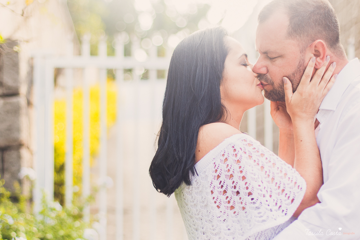 fotos feitas na Ilha do Frade, Vitória ES, Tássila Costa fotografia, removação de votos, ensaio de 20 anos de casamento, fotografia de casamento em vitória es, vix es, noivos lindos, poses para fotos de casal, o que vestir no ensaio fotográfico de casal