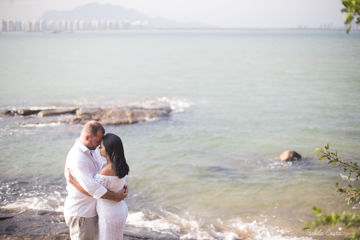 fotos feitas na Ilha do Frade, Vitória ES, Tássila Costa fotografia, removação de votos, ensaio de 20 anos de casamento, fotografia de casamento em vitória es, vix es, noivos lindos, poses para fotos de casal, o que vestir no ensaio fotográfico de casal